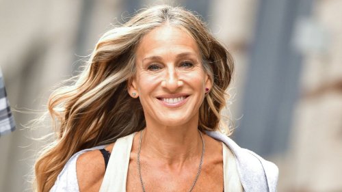 Sarah Jessica Parker's easy book storage celebrates the 'Bookshelf Wealth' trend in the simplest way possible