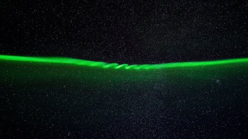 Photographer snaps extremely rare 'aurora curls' after magnetic wave rings Earth's atmosphere 'like a bell'