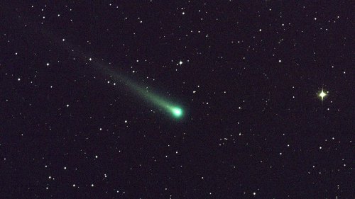 How to watch the rare green comet whiz past Earth tonight
