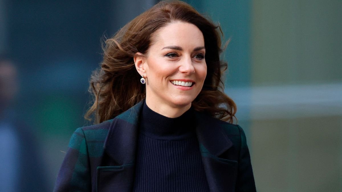 Kate Middleton's long suede skirt is the ultimate cosy yet stylish winter wardrobe staple and there's so many to shop now