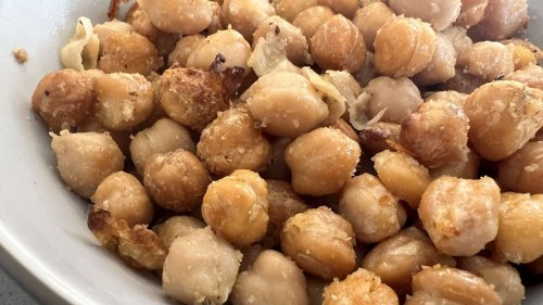 I made crispy air fryer chickpeas and it's made snacking healthy