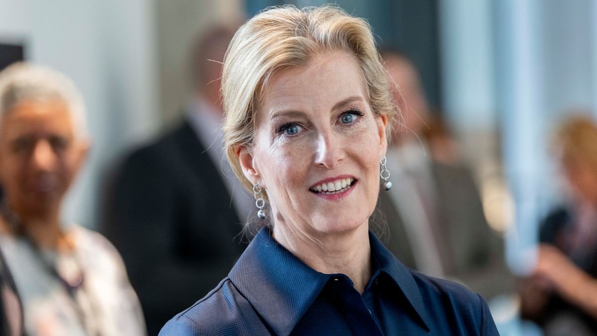 Duchess Sophie's figure-cinching shirt dress and satin stilettos is unpretentious elegance at its finest