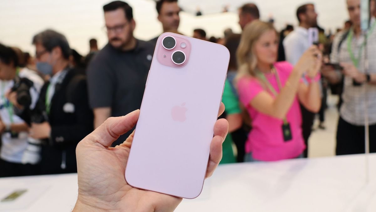 iPhone panic-buying hits Apple Stores, but tariff impacts may not be as bad as feared