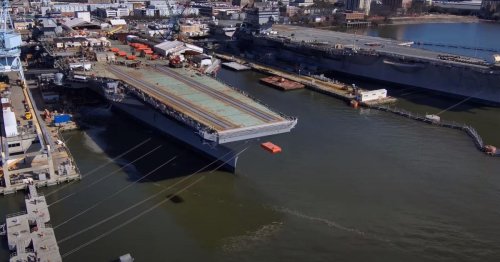US-Super-Flugzeugträger katapultiert Fahrzeuge ins Wasser