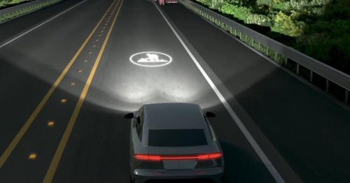 Neue Scheinwerfer projizieren Verkehrszeichen auf Straße