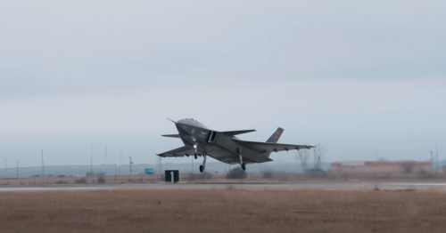 Autonomer Stealth-Kampfjet der Türkei hebt erstmals ab