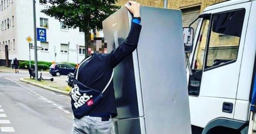 Betrunkener Mann will Kühlschrank per E-Scooter transportieren
