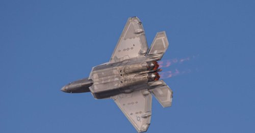 F-22 Kampfjet vollführt wahnsinnige Flugmanöver