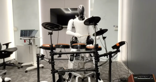 Xiaomis menschlicher Roboter spielt Schlagzeug
