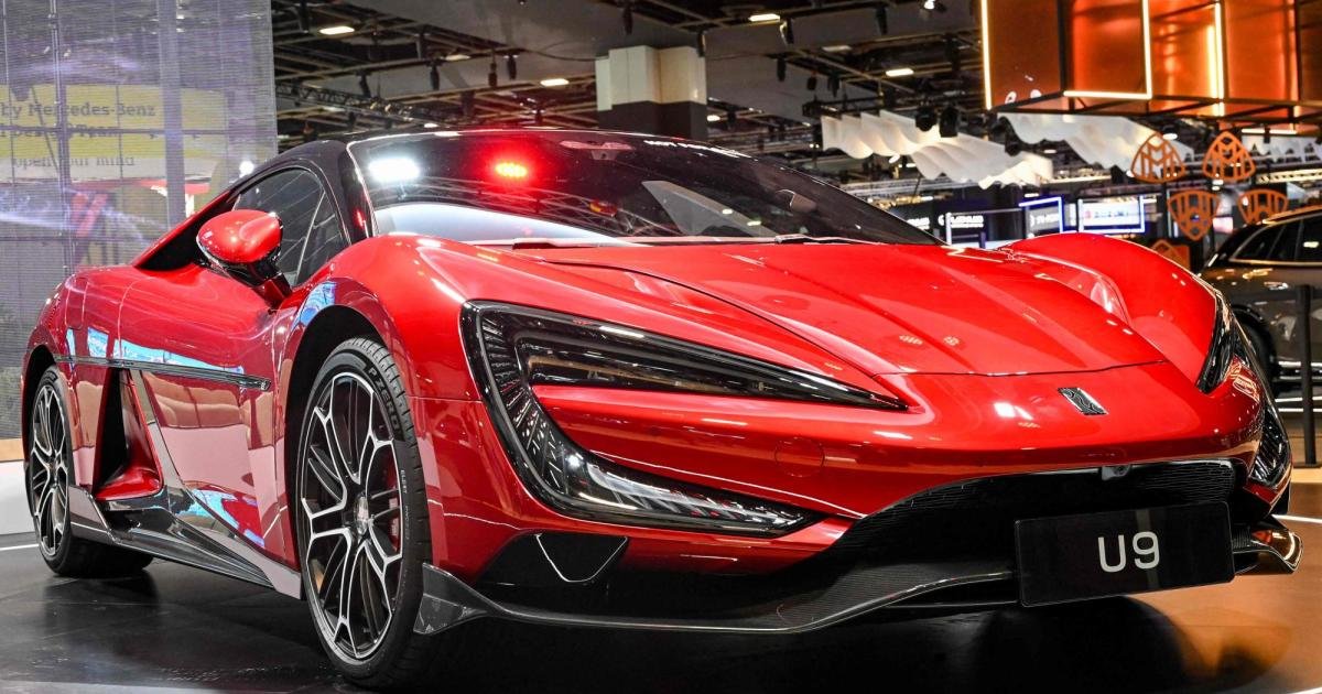 Fahrer gibt mit tanzendem E-Auto U9 an, bekommt Strafe von Polizei