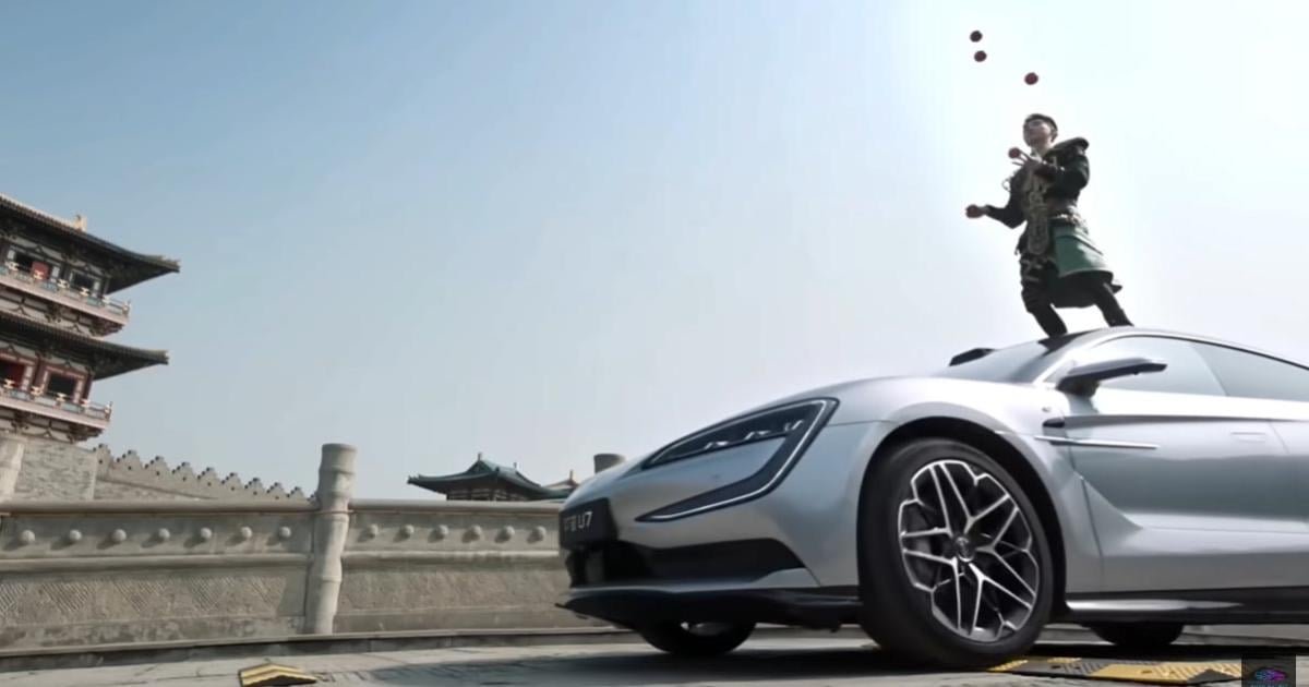 Warum BYD Artisten am Dach eines fahrenden Autos turnen lässt