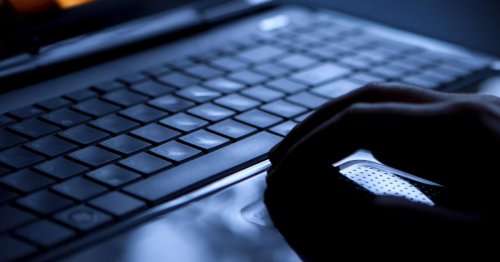Frau verklagt Pornoseiten, weil ihr Sohn Pornos auf altem Laptop schaut