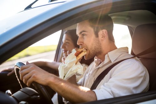 Essen im Auto: Wer das tut, zahlt Strafe