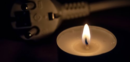 Blackout in Deutschland: 3 Dinge solltest du bei einem Stromausfall zu Hause haben