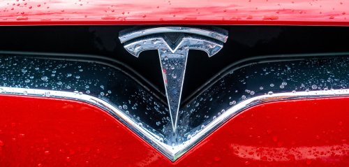 Tesla: Fahrer entdeckt Riss in der Scheibe – und bekommt einen merkwürdigen Verdacht