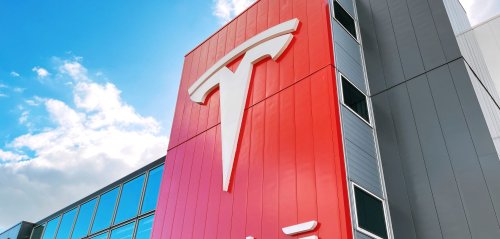 Tesla fängt Feuer: Was der Autobauer danach vom Fahrer verlangt, ist einfach frech
