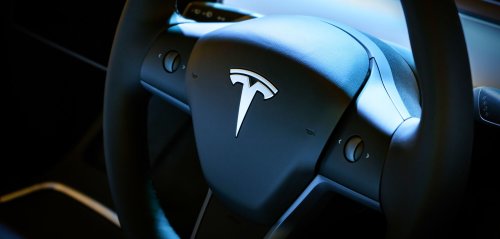 Tesla fackelt vollständig ab – Fahrer erhält danach diese dreiste Forderung vom Autobauer