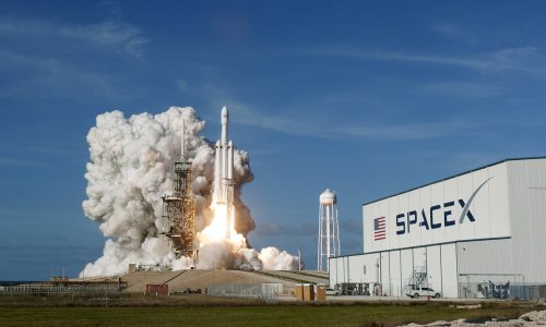 SpaceX: Taumelnde Rakete auf Kollisionskurs mit dem Mond
