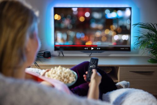 Beliebter QLED-Fernseher bei Amazon: Auf diesen TV sparst du jetzt 38 Prozent