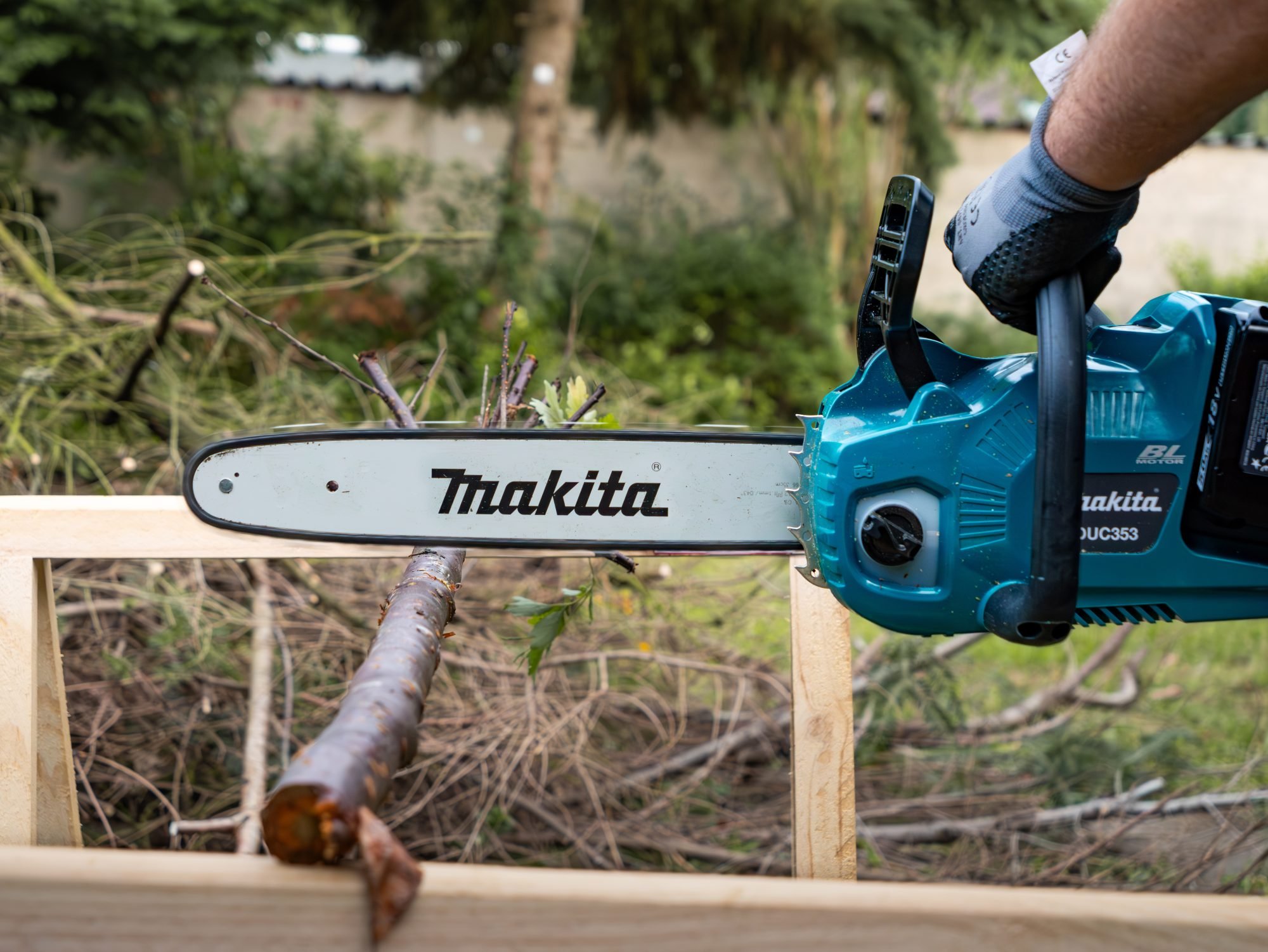 Makita-Akku für die Kettensäge: So lange kann er durchhalten