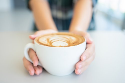 Achtung, laut Studie: Darum solltest du Kaffee immer mit Milch trinken
