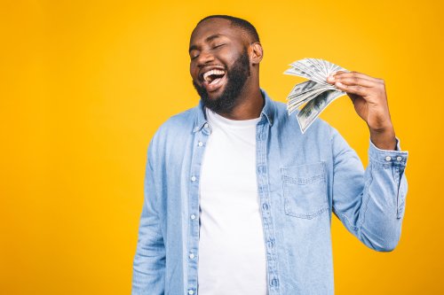 Macht mehr Geld doch glücklicher? Neue Studie liefert überraschende Erkenntnis