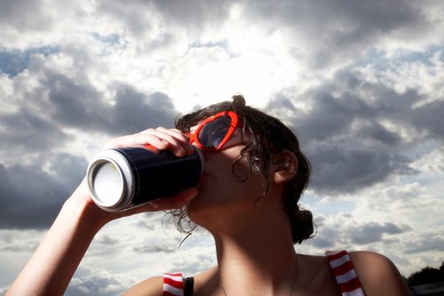 Viel trinken bei Hitze? Forscher warnen vor 3 Getränken