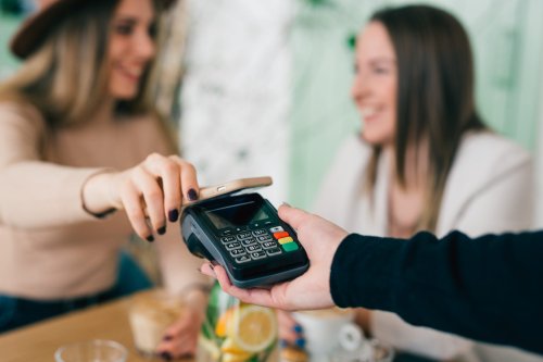 Statt EC-Karte, Bargeld und sogar Smartphone: Neue Bezahlmethode immer beliebter
