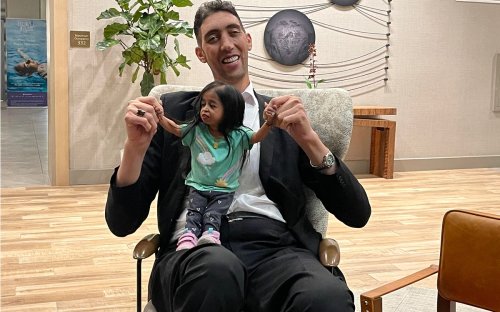 World’s Tallest Man Meets With World’s Shortest Woman