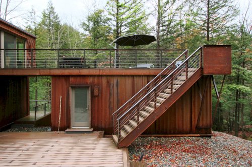 Rocky Brook weeHouse: A Loft-Like House with Beautiful Interiors