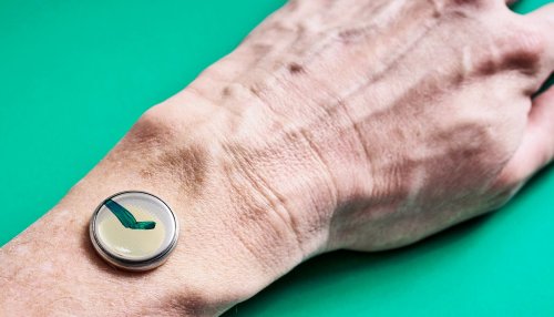 Watch-like sensor monitors pulse without batteries