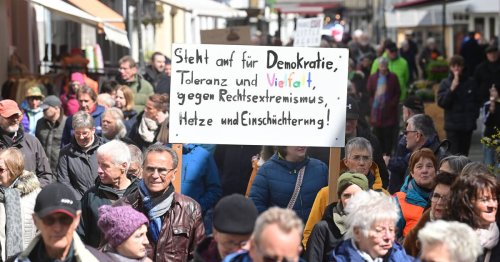 Demonstration in Ahrweiler: Rote Karte für Rechtspopulisten