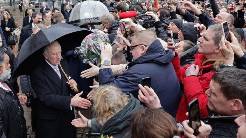 Berührender Moment vor dem Hamburger Rathaus: König Charles überrascht kleines Mädchen – auf Deutsch