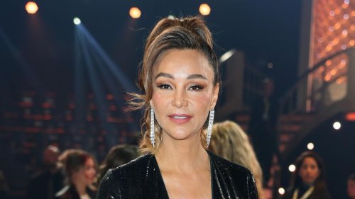 Im sexy Minikleid stellt sie ihre Fans vor eine verführerische Frage