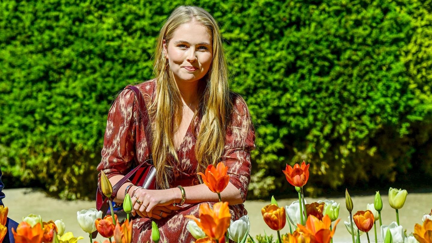 Endlich weiht sie ihren Tulpengarten ein