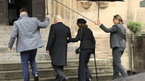 Nach Fuß-OP muss sie von König Carl Gustaf gestützt werden