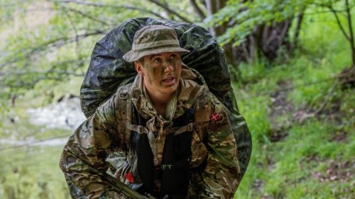 In voller Montur bei Militärübung