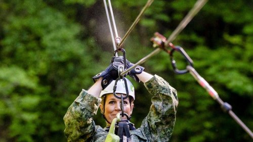 Königin in Aktion beim Militär