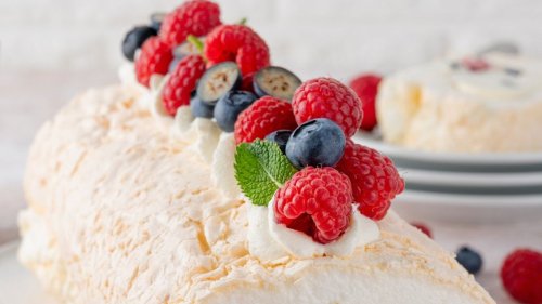 Baiserrolle mit Mascarpone und Beeren