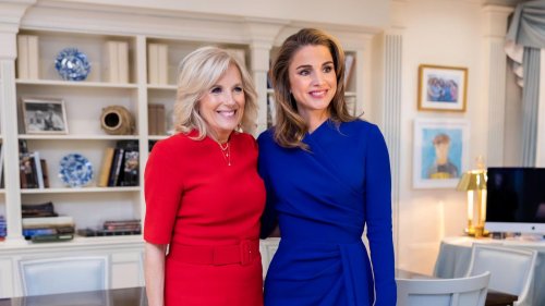 In knalligem Rot und Blau! Jill Biden und Königin Rania begeistern mit ihrer Outfit-Wahl