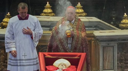 Leichnam im Petersdom angekommen