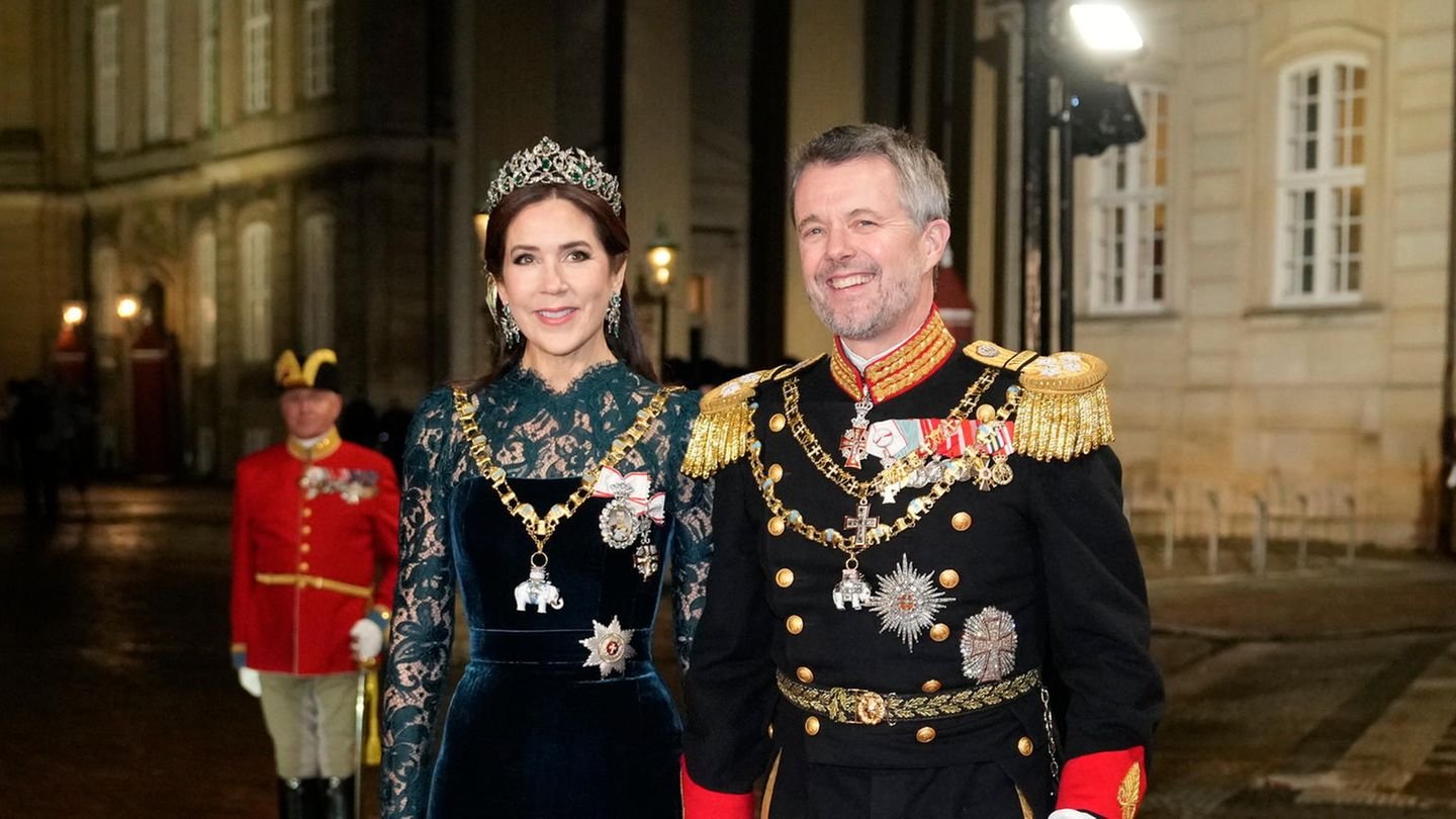 Bedeutungsschweres Kleid zum Neujahrsempfang