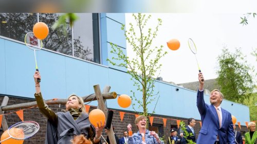 Sie spielen ausgelassen mit Kindern