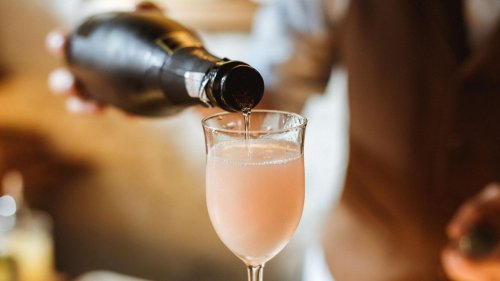 Trend-Getränk 2024 – einfach, lecker und pink-glitzernd: Wie Ihnen der Pink French 75 gelingt