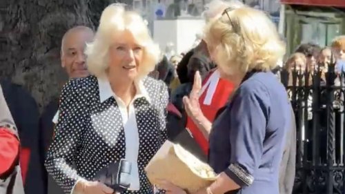Begrüßung mit Schwester Annabel zeigt, wie sie wirklich zueinander stehen