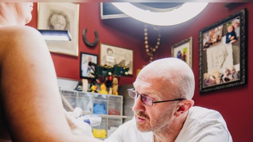 Brustwarzentattoo schenkt Frauen Stärke