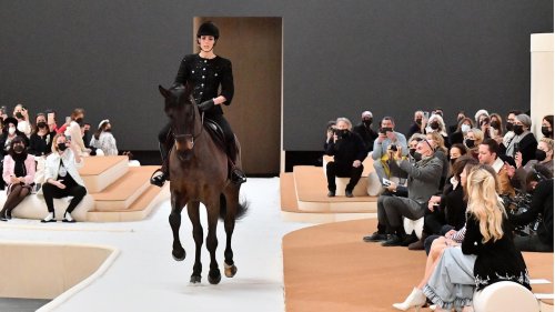 Charlotte Casiraghi eröffnet die Chanel-Show auf einem Pferd