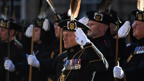 Leibwächter bricht zusammen, als Queen Elizabeths Sarg aus der St