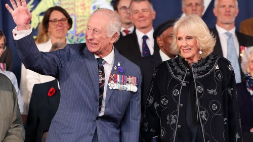 Für das Konzert zum VE Day bedient sie sich an Charles Kleiderschrank