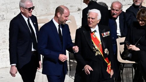 Verstößt er bei der Trauerfeier des Papstes gegen die Kleiderordnung?